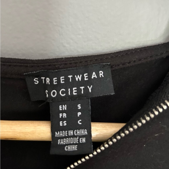 Black jumper. - Picture 2 of 3